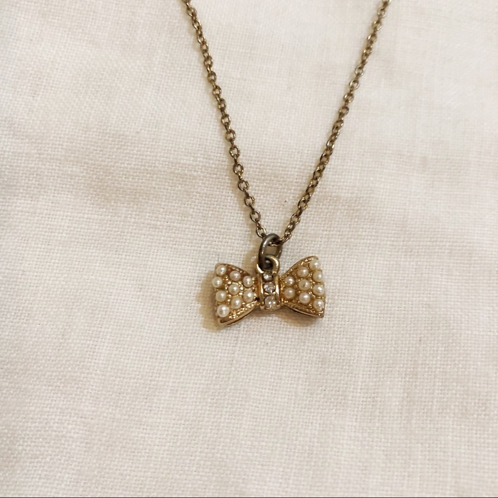 💫 Dainty Bow Tie Pearl Necklace